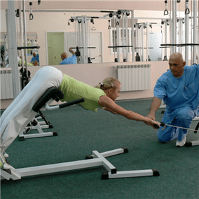 Leeschtung vu spezielle Gymnastik fir d'Behandlung vun Osteochendrosos