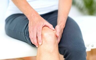 Wéi Dir Arthrosis vum Knéi Gelenk behandelt